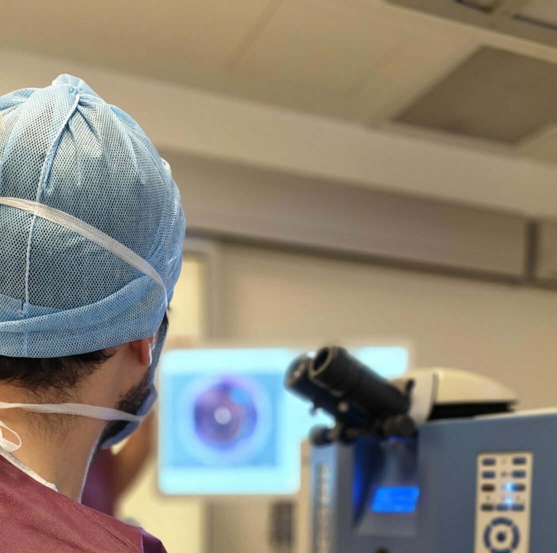 Patiente en contrôle visuel après Presby LASIK